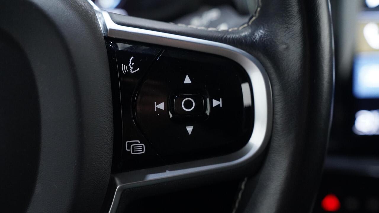 Volvo V60 2.0 T6 Recharge AWD R-Design Black-line private-glas Navigatie electr achterklep afneembare trekhaak LED-verlichting DAB ECC Distronic 360 camera lane-assist PDC achter 19-inch lmv