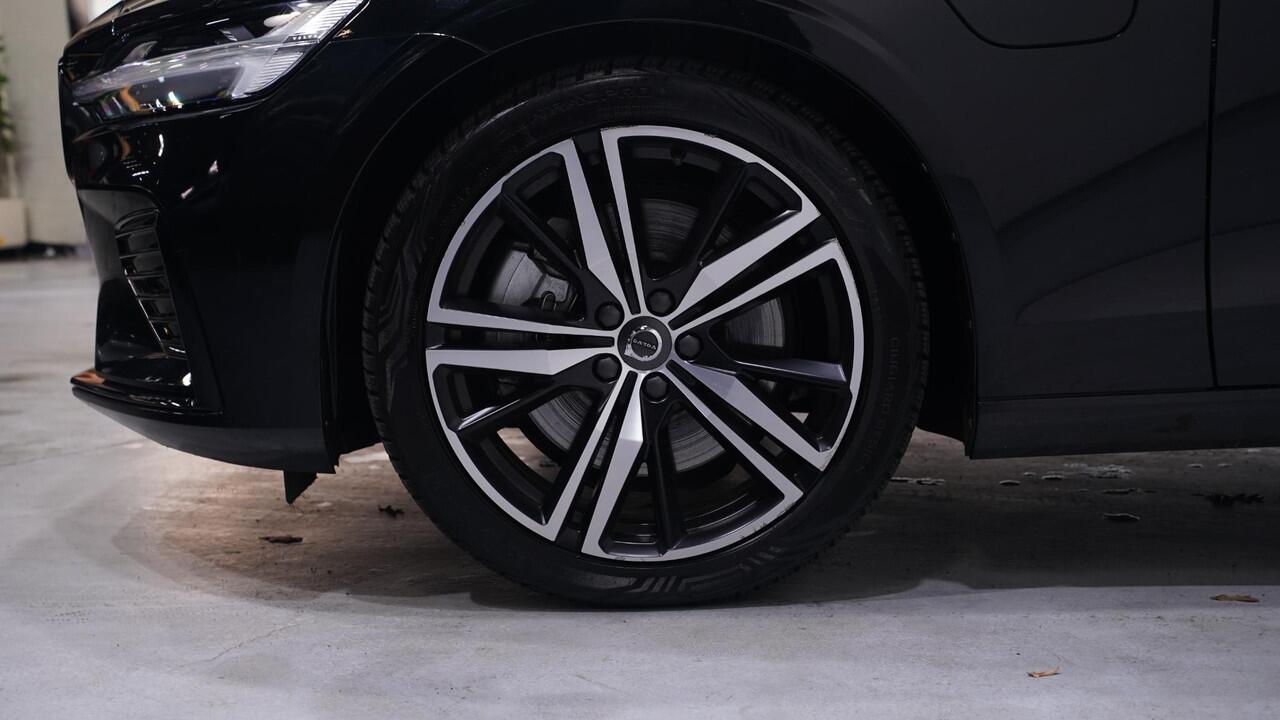 Volvo V60 2.0 T6 Recharge AWD R-Design Black-line private-glas Navigatie electr achterklep afneembare trekhaak LED-verlichting DAB ECC Distronic 360 camera lane-assist PDC achter 19-inch lmv