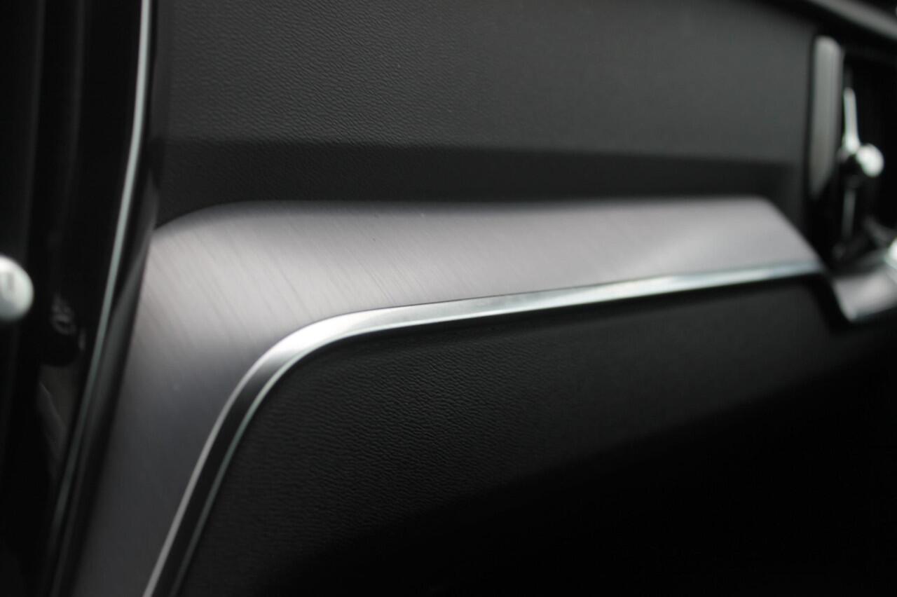 Volvo V60 B3 163PK Automaat Momentum Advantage Lederen bekleding / Apple Carplay / Cruise control / Stoelverwarming / Stuurwielverwarming / lichtmetalen velgen / Road Sign information