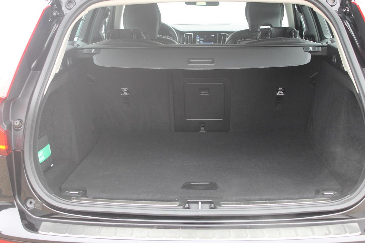 Volvo V60 B3 163PK Automaat Momentum Advantage Lederen bekleding / Apple Carplay / Cruise control / Stoelverwarming / Stuurwielverwarming / lichtmetalen velgen / Road Sign information