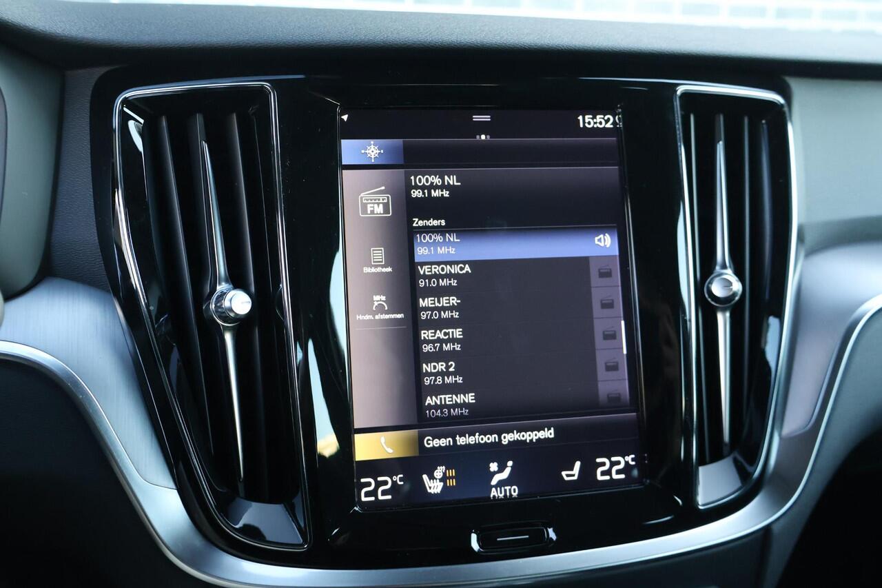 Volvo V60 2.0 T4 Momentum Pro | Adaptieve Cruise Control | Standkachel | Trekhaak | Stoel- en stuurverwarming | Actieve LED koplampen | Lederen bekleding | Achterbankverwarming | Dode hoek detectie BLIS |