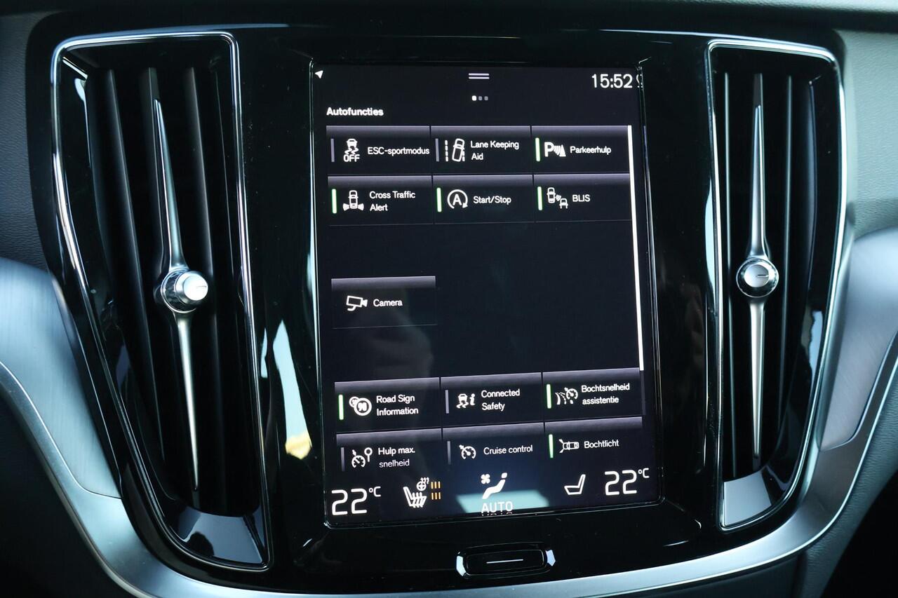 Volvo V60 2.0 T4 Momentum Pro | Adaptieve Cruise Control | Standkachel | Trekhaak | Stoel- en stuurverwarming | Actieve LED koplampen | Lederen bekleding | Achterbankverwarming | Dode hoek detectie BLIS |