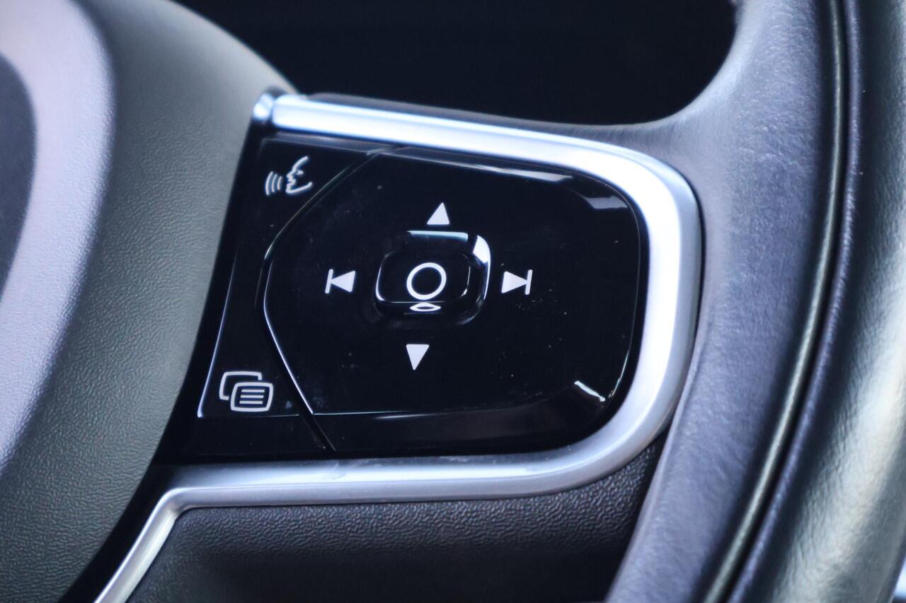 Volvo V60 2.0 T4 Momentum Pro | Adaptieve Cruise Control | Standkachel | Trekhaak | Stoel- en stuurverwarming | Actieve LED koplampen | Lederen bekleding | Achterbankverwarming | Dode hoek detectie BLIS |