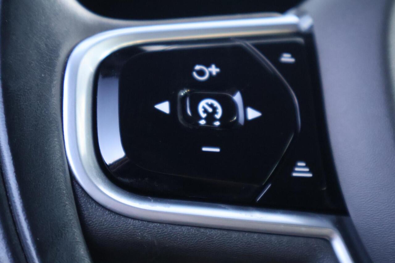 Volvo V60 2.0 T4 Momentum Pro | Adaptieve Cruise Control | Standkachel | Trekhaak | Stoel- en stuurverwarming | Actieve LED koplampen | Lederen bekleding | Achterbankverwarming | Dode hoek detectie BLIS |