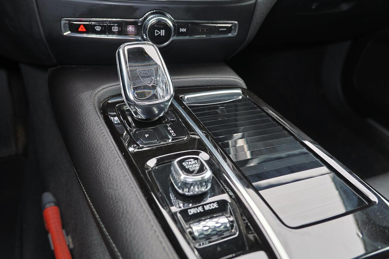 Volvo V60 T8 Recharge AWD Inscription - Panorama/schuifdak - IntelliSafe Assist & Surround - Harman/Kardon audio - Parkeercamera achter - Verwarmde voorstoelen - Parkeersensoren voor & achter - Elektr. bedienb. voorstoelen met geheugen - Head up display - Apple Car