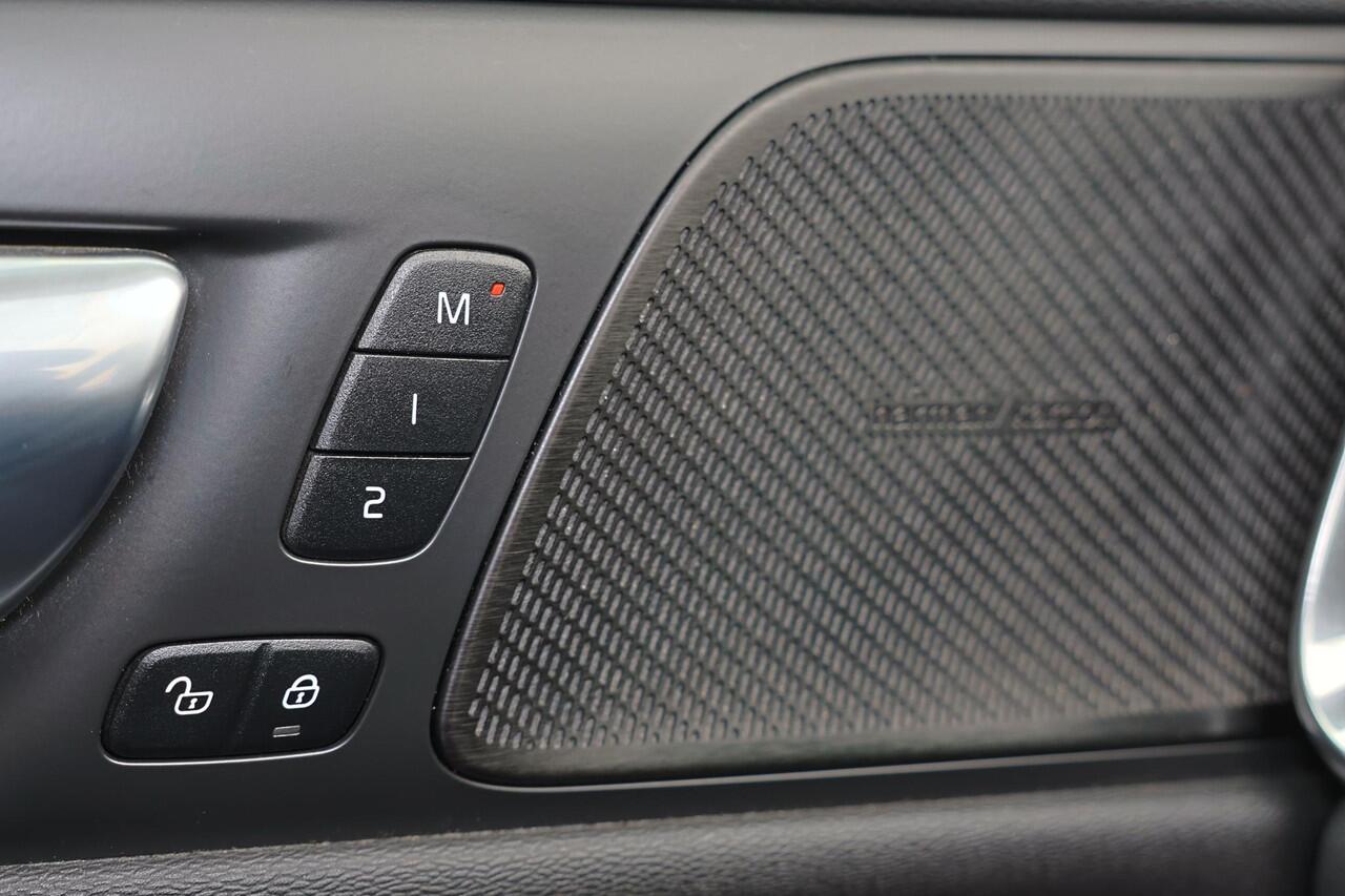 Volvo V60 T8 Recharge AWD Inscription - Panorama/schuifdak - IntelliSafe Assist & Surround - Harman/Kardon audio - Parkeercamera achter - Verwarmde voorstoelen - Parkeersensoren voor & achter - Elektr. bedienb. voorstoelen met geheugen - Head up display - Apple Car