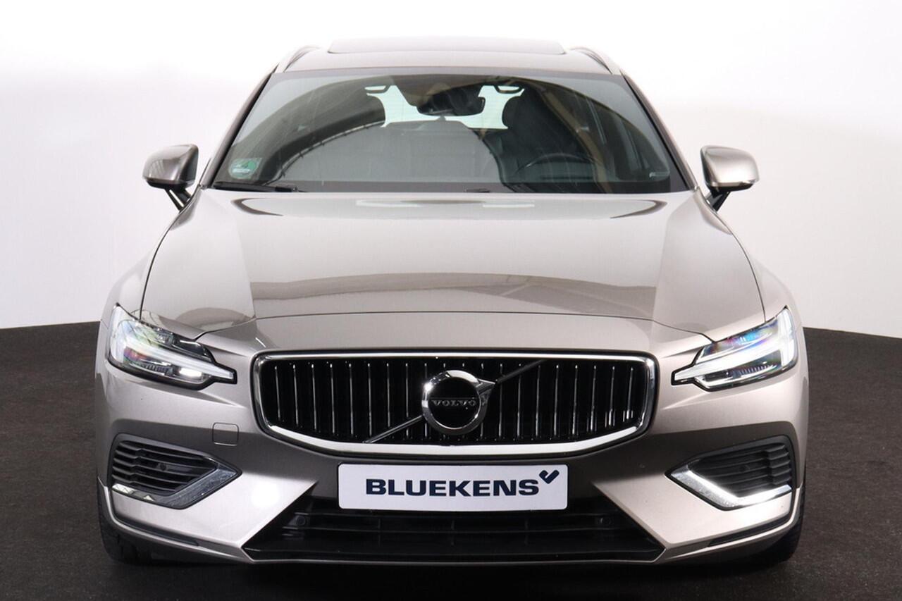 Volvo V60 T8 Recharge AWD Inscription - Panorama/schuifdak - IntelliSafe Assist & Surround - Harman/Kardon audio - Parkeercamera achter - Verwarmde voorstoelen - Parkeersensoren voor & achter - Elektr. bedienb. voorstoelen met geheugen - Head up display - Apple Car