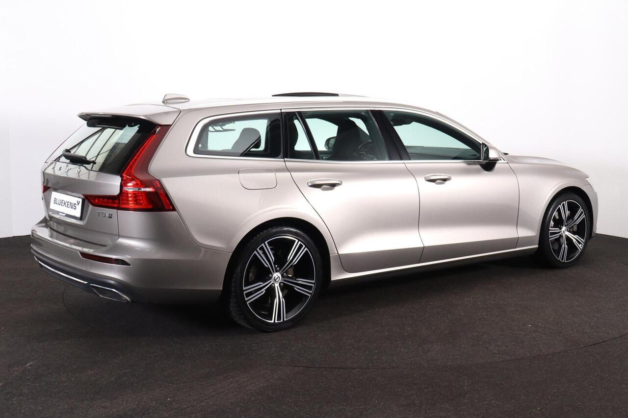 Volvo V60 T8 Recharge AWD Inscription - Panorama/schuifdak - IntelliSafe Assist & Surround - Harman/Kardon audio - Parkeercamera achter - Verwarmde voorstoelen - Parkeersensoren voor & achter - Elektr. bedienb. voorstoelen met geheugen - Head up display - Apple Car