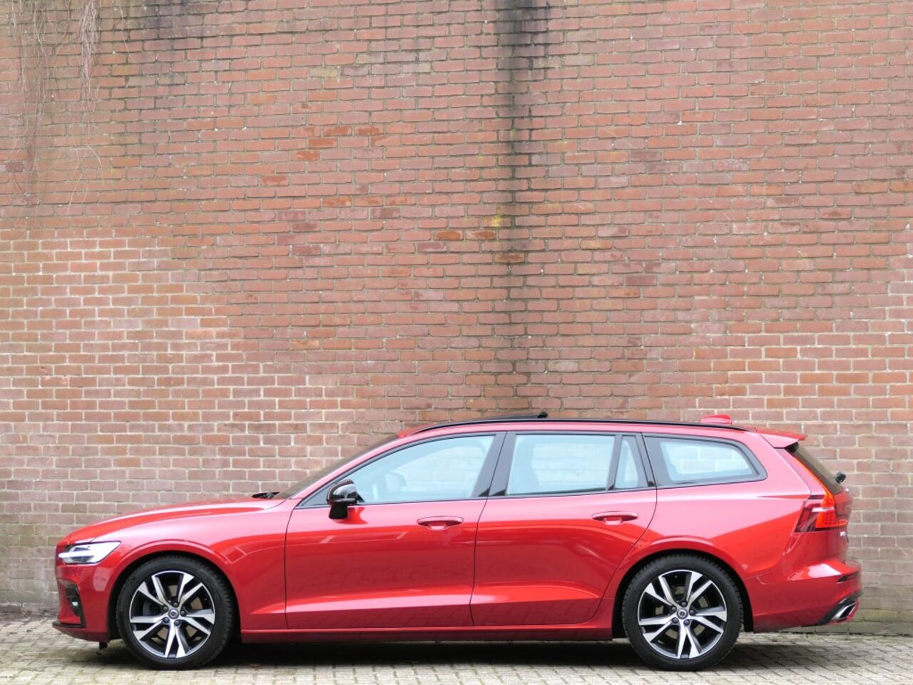 Volvo V60 T4 AUT R-Design 12 MND garantie Pilot assist / Camera / Trekhaak