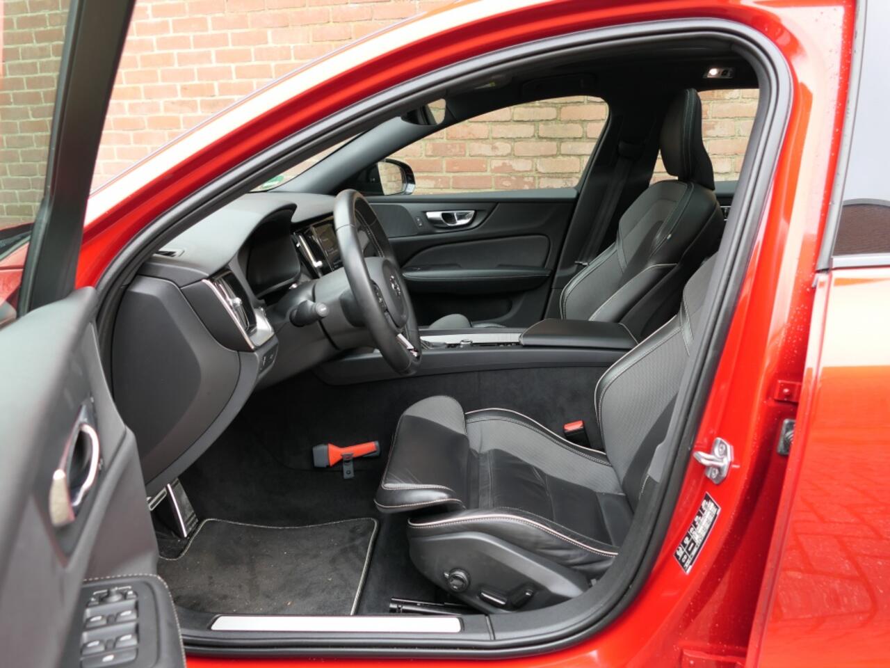 Volvo V60 T4 AUT R-Design 12 MND garantie Pilot assist / Camera / Trekhaak