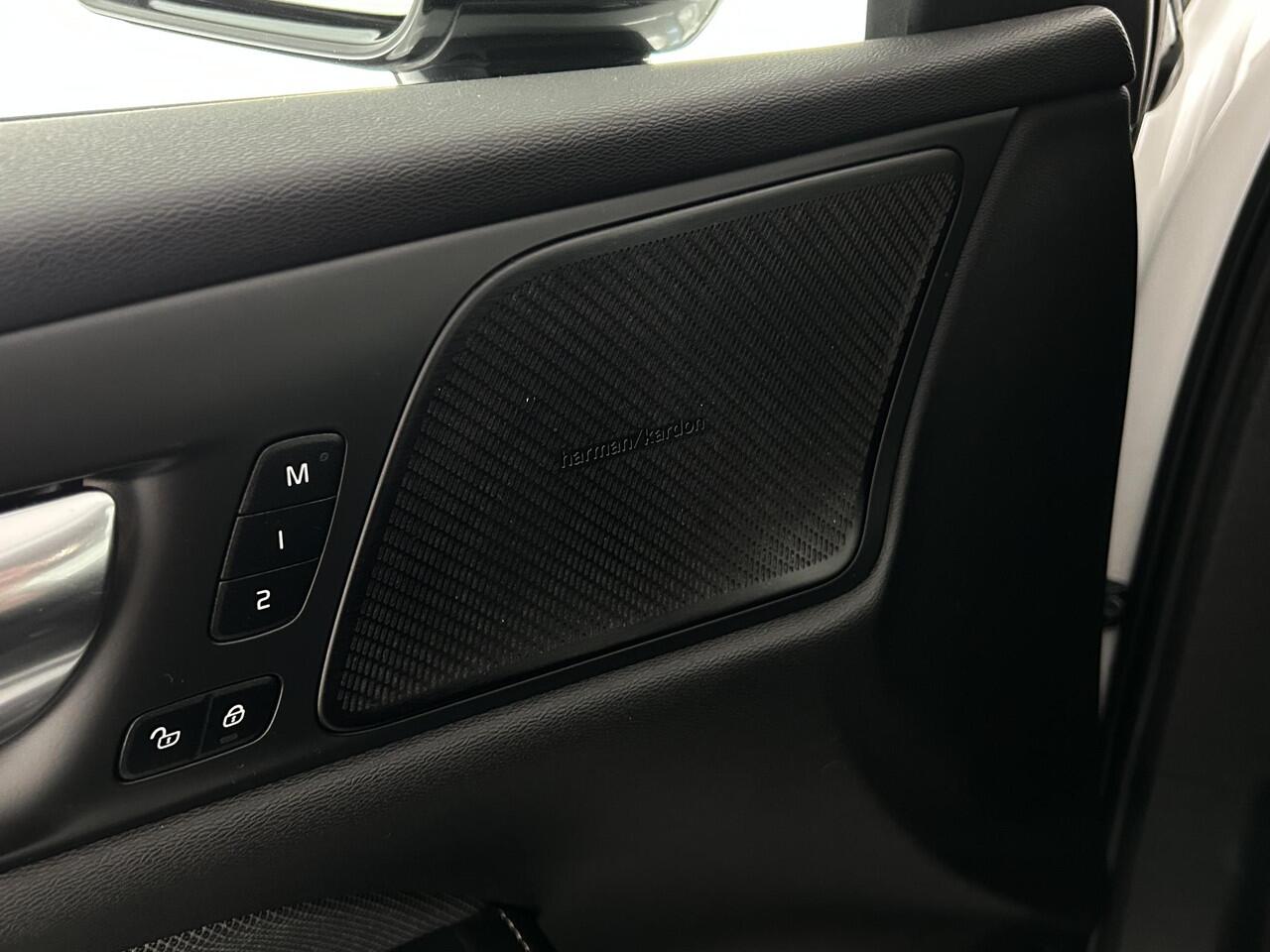 Volvo V60 2.0 T8 390pk Twin Engine AWD R-Design Trekhaak Camera harman/kardon Stoelverwarming Navigatie