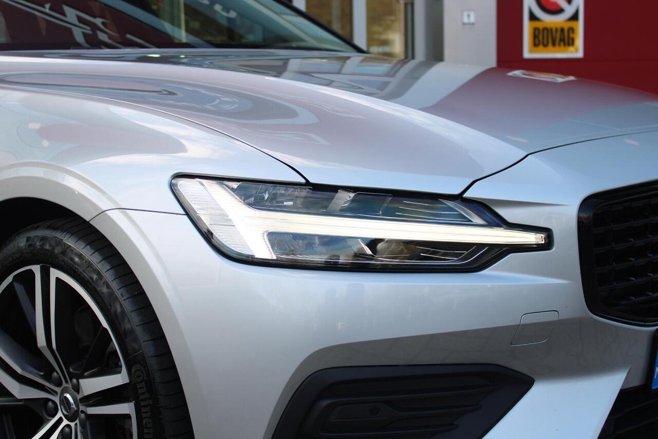 Volvo V60 2.0 B3 177PK Momentum Advantage Sport Pack | MORITZ LEDEREN BEKLEDING KLEUR ZWART MET COMFORTSTOELEN | STOELVERWARMING | STUURVERWARMING | VOORRUITVERWARMING | ACHTERUITRIJCAMERA | PARKEERSENSOREN V+A | EXTRA GETINTE ACHTERRUITEN | ZWARTE R-DESIGN GRILL |