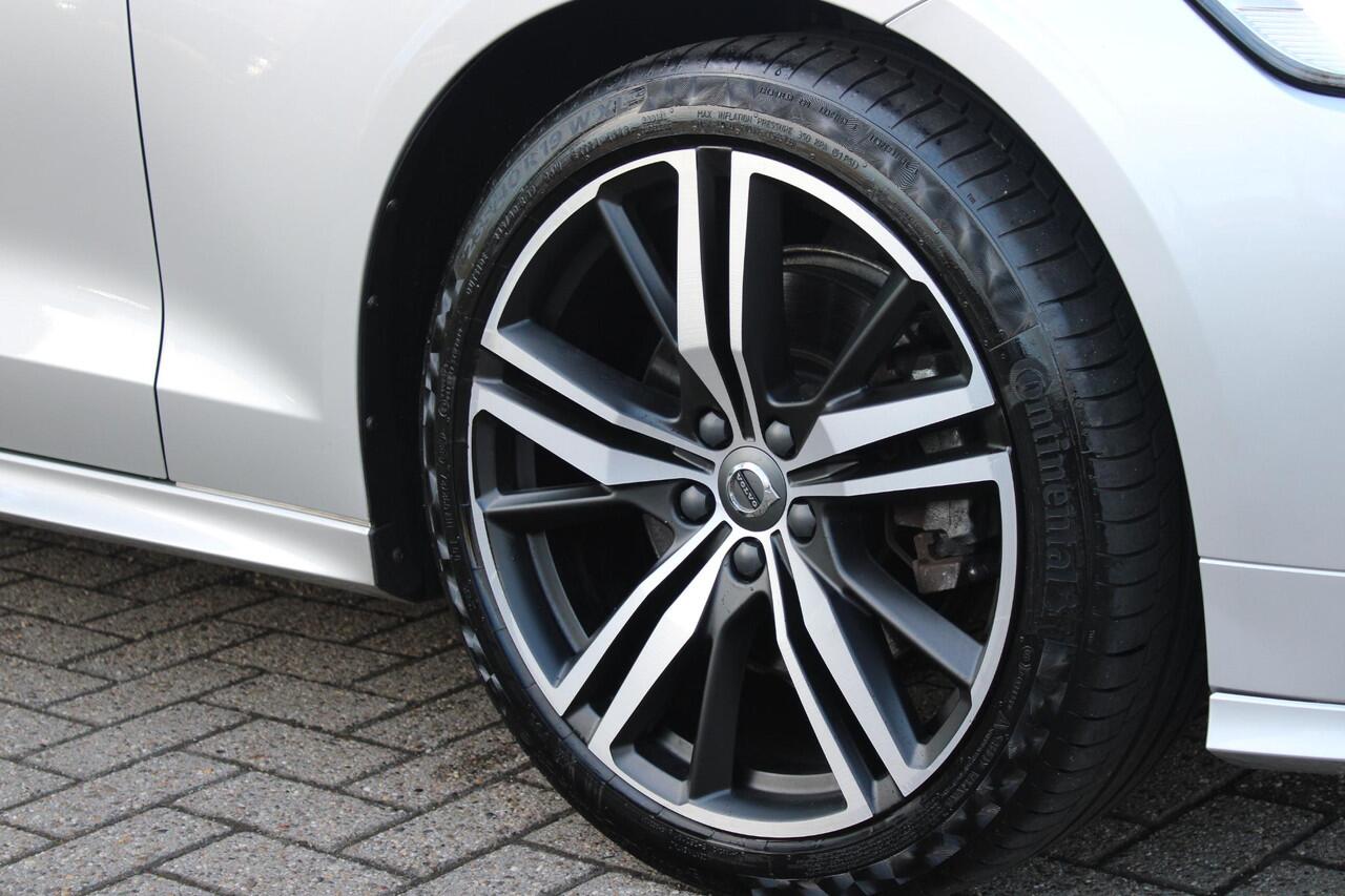 Volvo V60 2.0 B3 177PK Momentum Advantage Sport Pack | MORITZ LEDEREN BEKLEDING KLEUR ZWART MET COMFORTSTOELEN | STOELVERWARMING | STUURVERWARMING | VOORRUITVERWARMING | ACHTERUITRIJCAMERA | PARKEERSENSOREN V+A | EXTRA GETINTE ACHTERRUITEN | ZWARTE R-DESIGN GRILL |