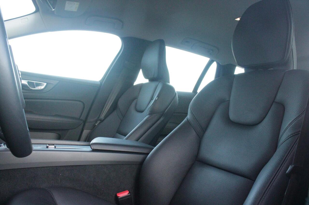 Volvo V60 2.0 B3 177PK Momentum Advantage Sport Pack | MORITZ LEDEREN BEKLEDING KLEUR ZWART MET COMFORTSTOELEN | STOELVERWARMING | STUURVERWARMING | VOORRUITVERWARMING | ACHTERUITRIJCAMERA | PARKEERSENSOREN V+A | EXTRA GETINTE ACHTERRUITEN | ZWARTE R-DESIGN GRILL |