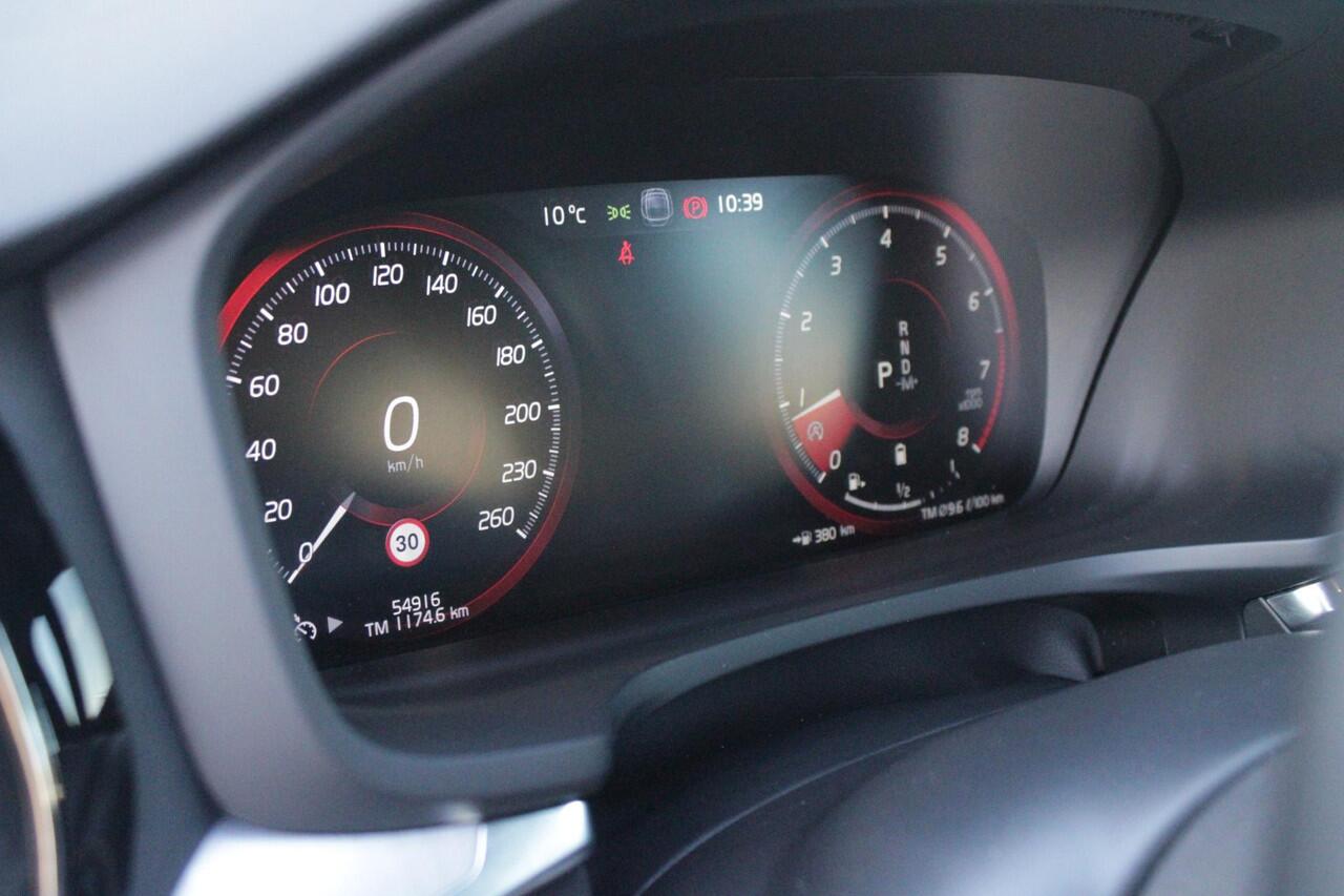 Volvo V60 2.0 B3 177PK Momentum Advantage Sport Pack | MORITZ LEDEREN BEKLEDING KLEUR ZWART MET COMFORTSTOELEN | STOELVERWARMING | STUURVERWARMING | VOORRUITVERWARMING | ACHTERUITRIJCAMERA | PARKEERSENSOREN V+A | EXTRA GETINTE ACHTERRUITEN | ZWARTE R-DESIGN GRILL |