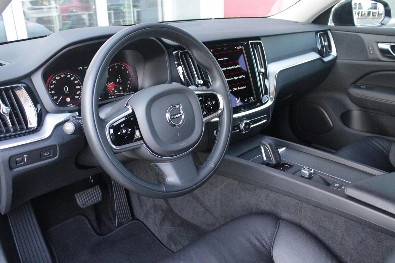 Volvo V60 2.0 B3 177PK Momentum Advantage Sport Pack | MORITZ LEDEREN BEKLEDING KLEUR ZWART MET COMFORTSTOELEN | STOELVERWARMING | STUURVERWARMING | VOORRUITVERWARMING | ACHTERUITRIJCAMERA | PARKEERSENSOREN V+A | EXTRA GETINTE ACHTERRUITEN | ZWARTE R-DESIGN GRILL |