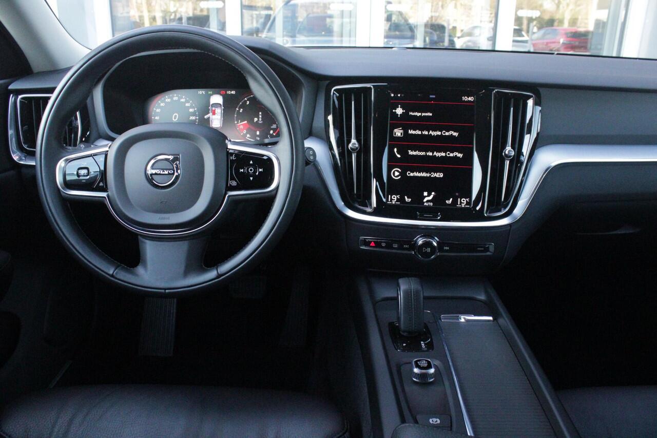 Volvo V60 2.0 B3 177PK Momentum Advantage Sport Pack | MORITZ LEDEREN BEKLEDING KLEUR ZWART MET COMFORTSTOELEN | STOELVERWARMING | STUURVERWARMING | VOORRUITVERWARMING | ACHTERUITRIJCAMERA | PARKEERSENSOREN V+A | EXTRA GETINTE ACHTERRUITEN | ZWARTE R-DESIGN GRILL |