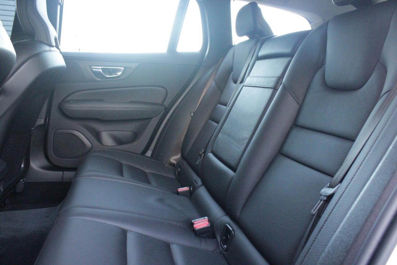 Volvo V60 2.0 B3 177PK Momentum Advantage Sport Pack | MORITZ LEDEREN BEKLEDING KLEUR ZWART MET COMFORTSTOELEN | STOELVERWARMING | STUURVERWARMING | VOORRUITVERWARMING | ACHTERUITRIJCAMERA | PARKEERSENSOREN V+A | EXTRA GETINTE ACHTERRUITEN | ZWARTE R-DESIGN GRILL |