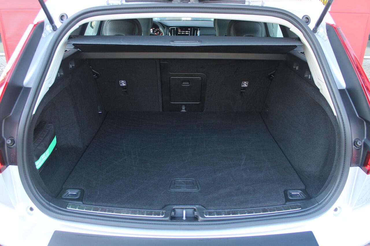 Volvo V60 2.0 B3 177PK Momentum Advantage Sport Pack | MORITZ LEDEREN BEKLEDING KLEUR ZWART MET COMFORTSTOELEN | STOELVERWARMING | STUURVERWARMING | VOORRUITVERWARMING | ACHTERUITRIJCAMERA | PARKEERSENSOREN V+A | EXTRA GETINTE ACHTERRUITEN | ZWARTE R-DESIGN GRILL |