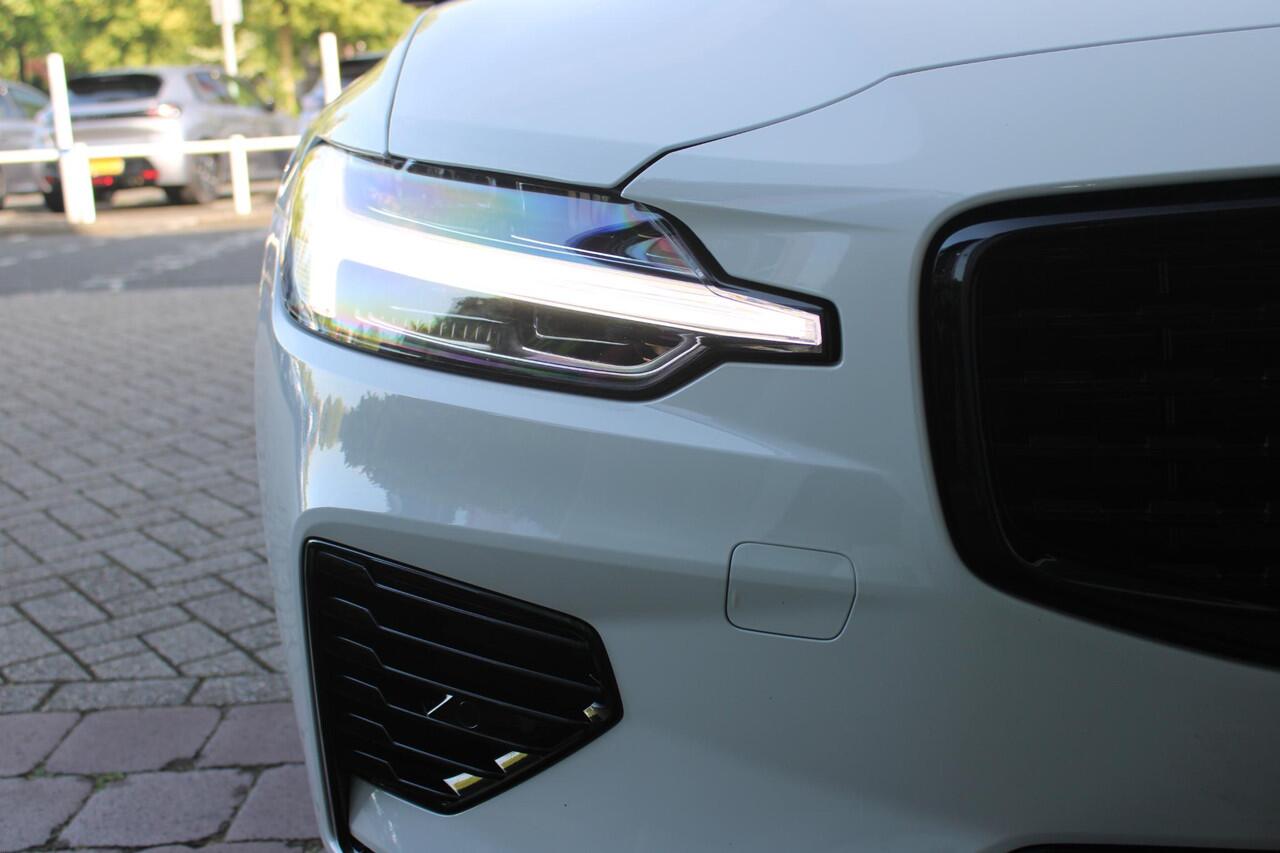 Volvo V60 2.0 T6 RECHARGE 340PK AWD R-DESIGN **NIEUW STAAT ** | ELEKTRISCH BEDIENBARE VOORSTOELEN MET GEHEUGEN OP BESTUURDERSSTOEL | 18" 5-Y SPAAKS MATT BLACK / DIAMOND CUT R-DESIGN WIELEN | HIGH PERFORMANCE SOUND HARMAN KARDON | ADAPTIVE CRUISE CONTROL | ACHTERUI
