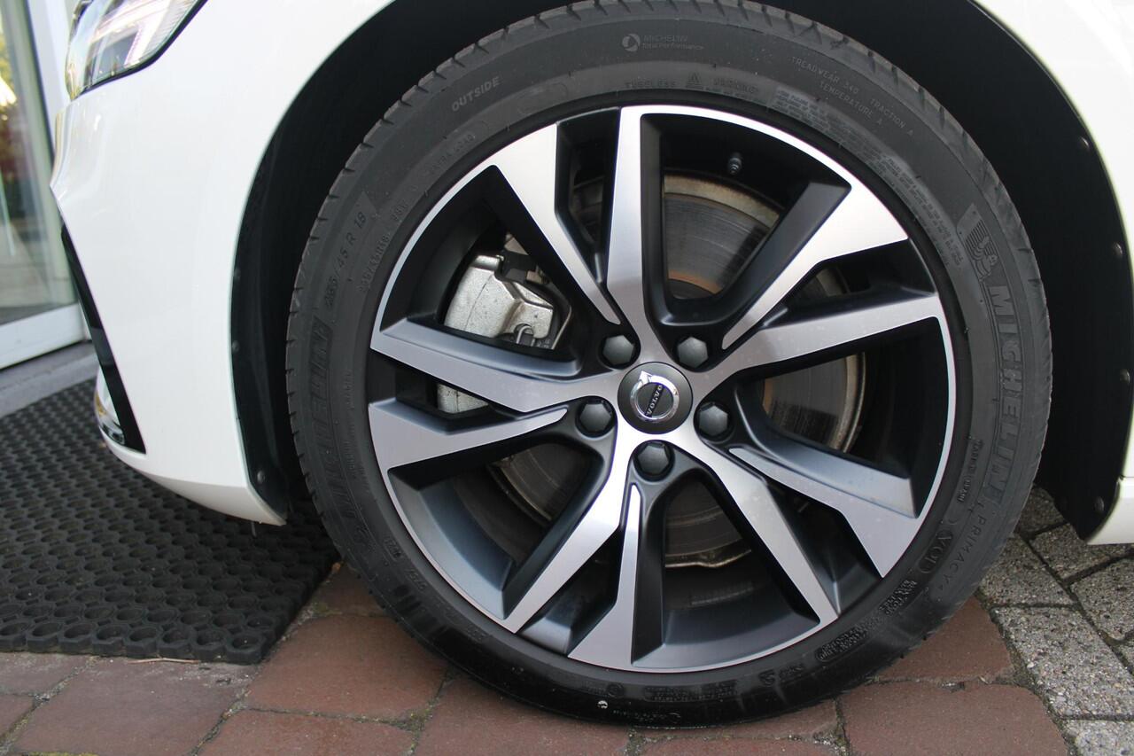 Volvo V60 2.0 T6 RECHARGE 340PK AWD R-DESIGN **NIEUW STAAT ** | ELEKTRISCH BEDIENBARE VOORSTOELEN MET GEHEUGEN OP BESTUURDERSSTOEL | 18" 5-Y SPAAKS MATT BLACK / DIAMOND CUT R-DESIGN WIELEN | HIGH PERFORMANCE SOUND HARMAN KARDON | ADAPTIVE CRUISE CONTROL | ACHTERUI