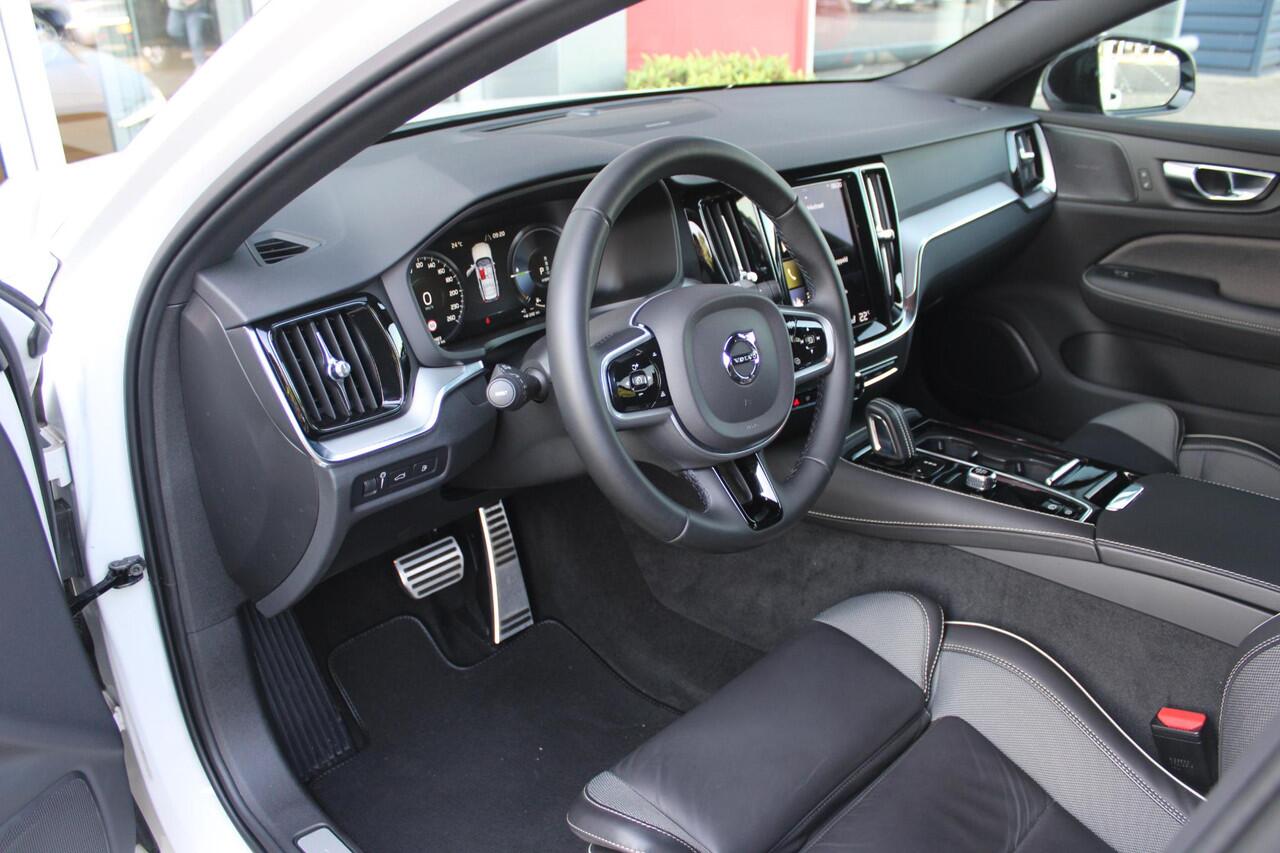 Volvo V60 2.0 T6 RECHARGE 340PK AWD R-DESIGN **NIEUW STAAT ** | ELEKTRISCH BEDIENBARE VOORSTOELEN MET GEHEUGEN OP BESTUURDERSSTOEL | 18" 5-Y SPAAKS MATT BLACK / DIAMOND CUT R-DESIGN WIELEN | HIGH PERFORMANCE SOUND HARMAN KARDON | ADAPTIVE CRUISE CONTROL | ACHTERUI