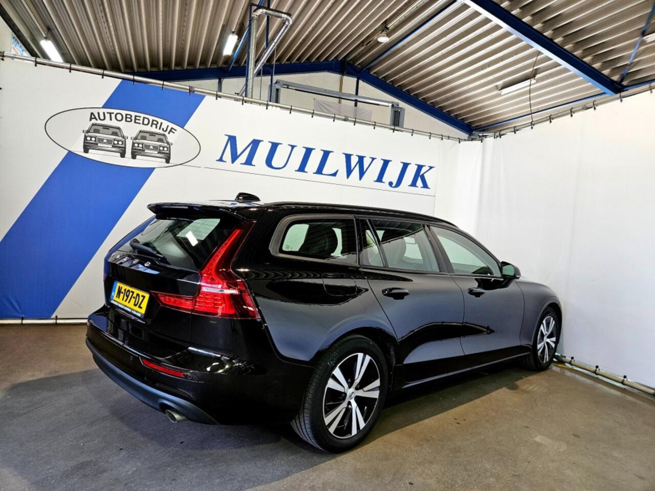 Volvo V60 2.0 B3 Momentum Advantage / CarPlay / Navi / NL Auto