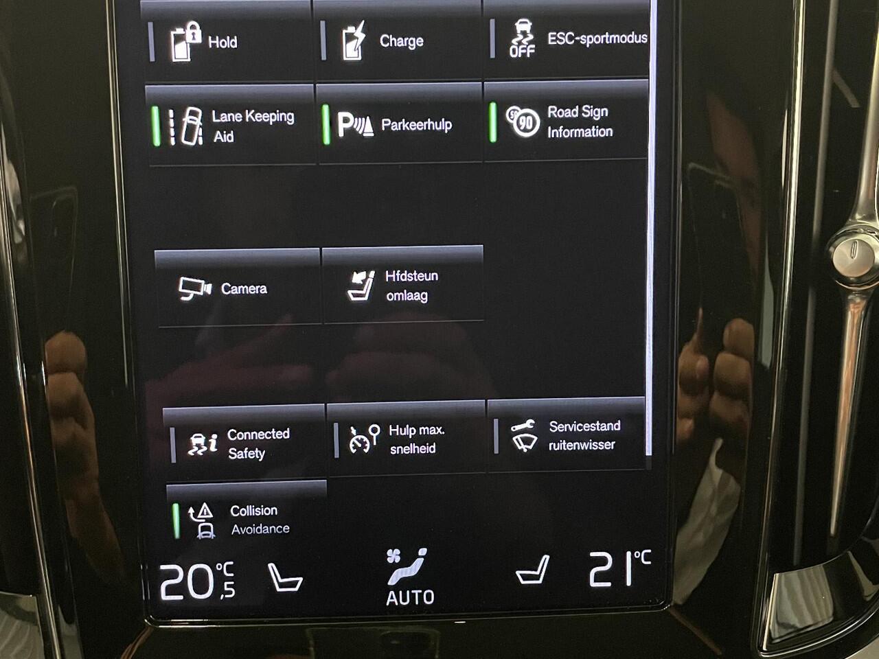 Volvo V60 2.0 T6 Recharge AWD R-Design Expression PHEV 340PK Airco ECC Navi Carplay PDC VA + Camera Full LED Trekhaak Privacy Glass Winter Pack Sensus connect High Performance Cruise Control