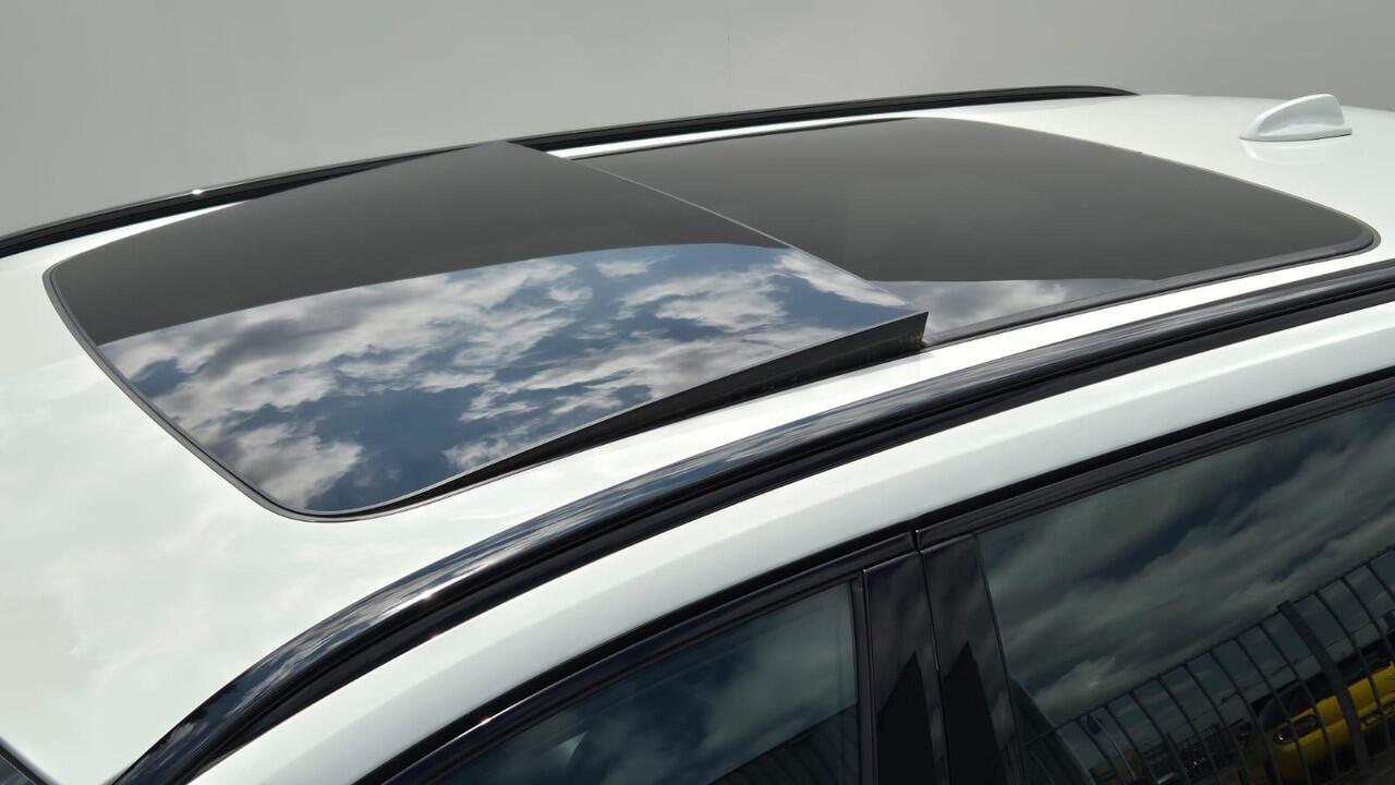 Volvo V60 2.0 T8 Recharge AWD R-Design Zeer Compleet uitgerust - Panorama dak - Trekhaak wegklapbaar - Audio Park Assist - Head Up - Lighting Pack