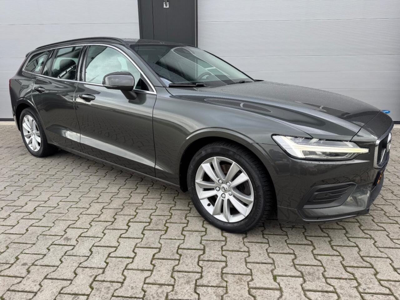 Volvo V60 2.0 B3 MOMENTUM BUSINESS / Automaat / Apple CarPlay en smartphone-integratie.