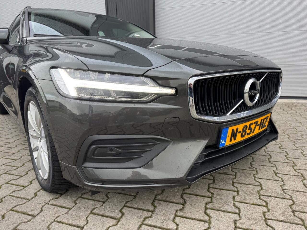Volvo V60 2.0 B3 MOMENTUM BUSINESS / Automaat / Apple CarPlay en smartphone-integratie.