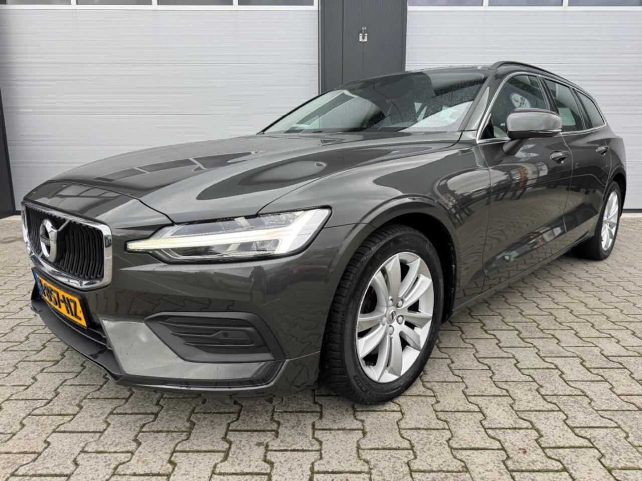 Volvo V60 2.0 B3 MOMENTUM BUSINESS / Automaat / Apple CarPlay en smartphone-integratie.