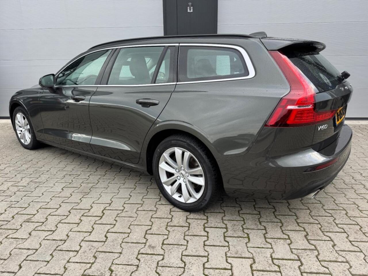 Volvo V60 2.0 B3 MOMENTUM BUSINESS / Automaat / Apple CarPlay en smartphone-integratie.