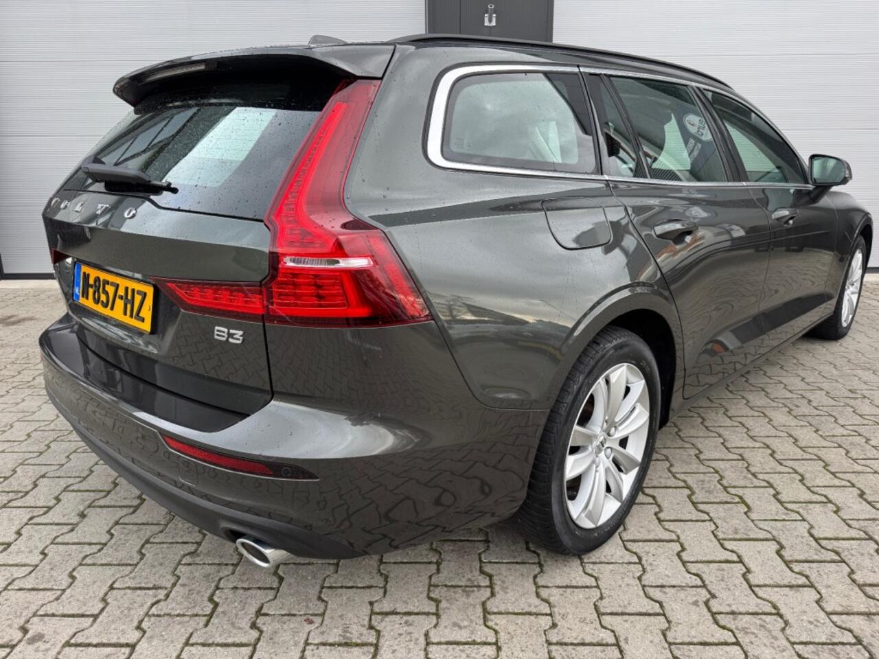 Volvo V60 2.0 B3 MOMENTUM BUSINESS / Automaat / Apple CarPlay en smartphone-integratie.