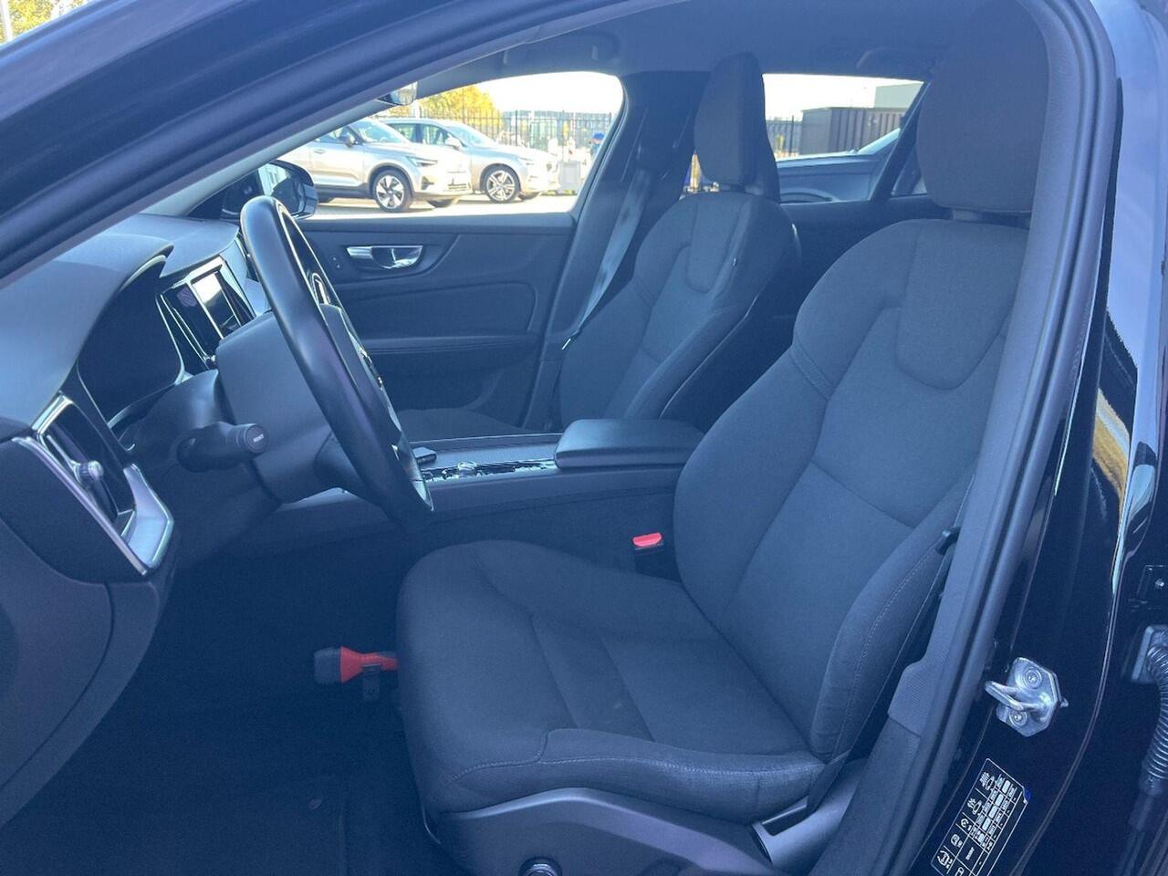 Volvo V60 2.0 B3 Business Pro | Adaptieve cruise control | Trekhaak | Stoel/stuur verwarming | Parkeer camera |