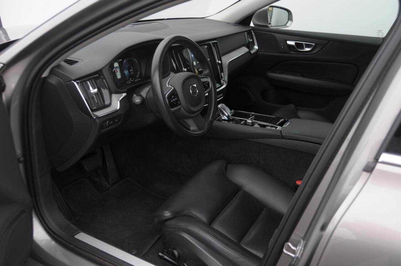 Volvo V60 T6 340PK Automaat Recharge AWD Inscription / Panoramadak / BLIS / Parkeersensoren met camera / Elektrische achterklep / Stoel - en stuurwielverwarming / Getint glas / Adaptieve cruise control