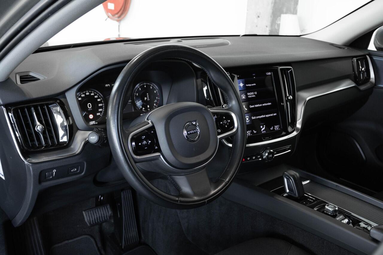 Volvo V60 B3 Momentum Advantage |Adaptive Cruise Control | BLIS | Stoelverwarming | Harman Kardon Premium Audio | Parkeercamera | Parkeersensoren voor + achter | Dealeronhouden | Navigatie | Apple Carplay/Android Auto