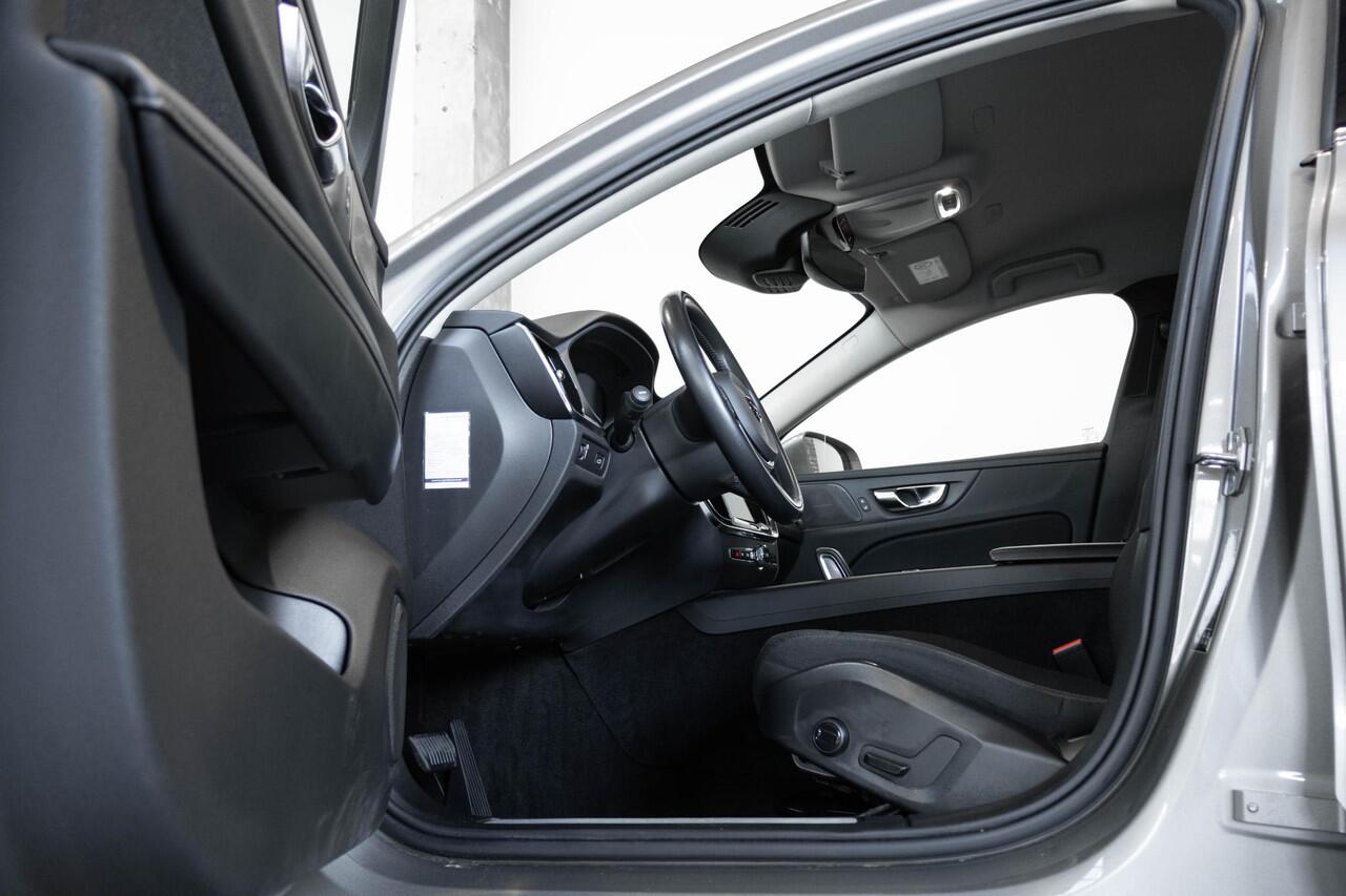 Volvo V60 B3 Momentum Advantage |Adaptive Cruise Control | BLIS | Stoelverwarming | Harman Kardon Premium Audio | Parkeercamera | Parkeersensoren voor + achter | Dealeronhouden | Navigatie | Apple Carplay/Android Auto