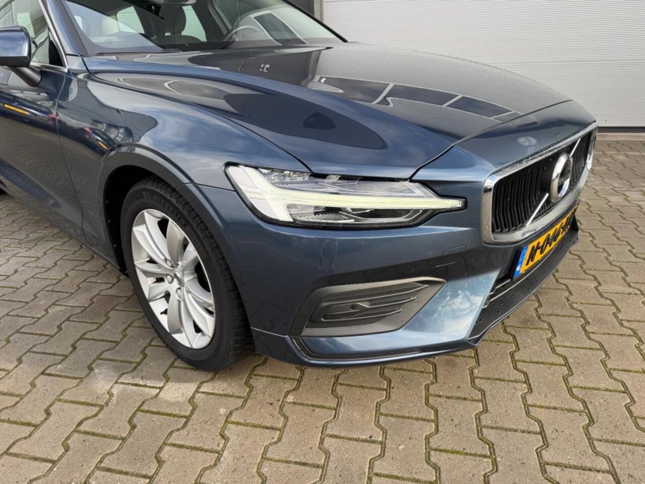 Volvo V60 2.0 B3 MOMENTUM BUSINESS / Apple carplay / Park assist / Adaptieve Cruise controle / NAP / Nieuw APK en onderhoudsbeurt.