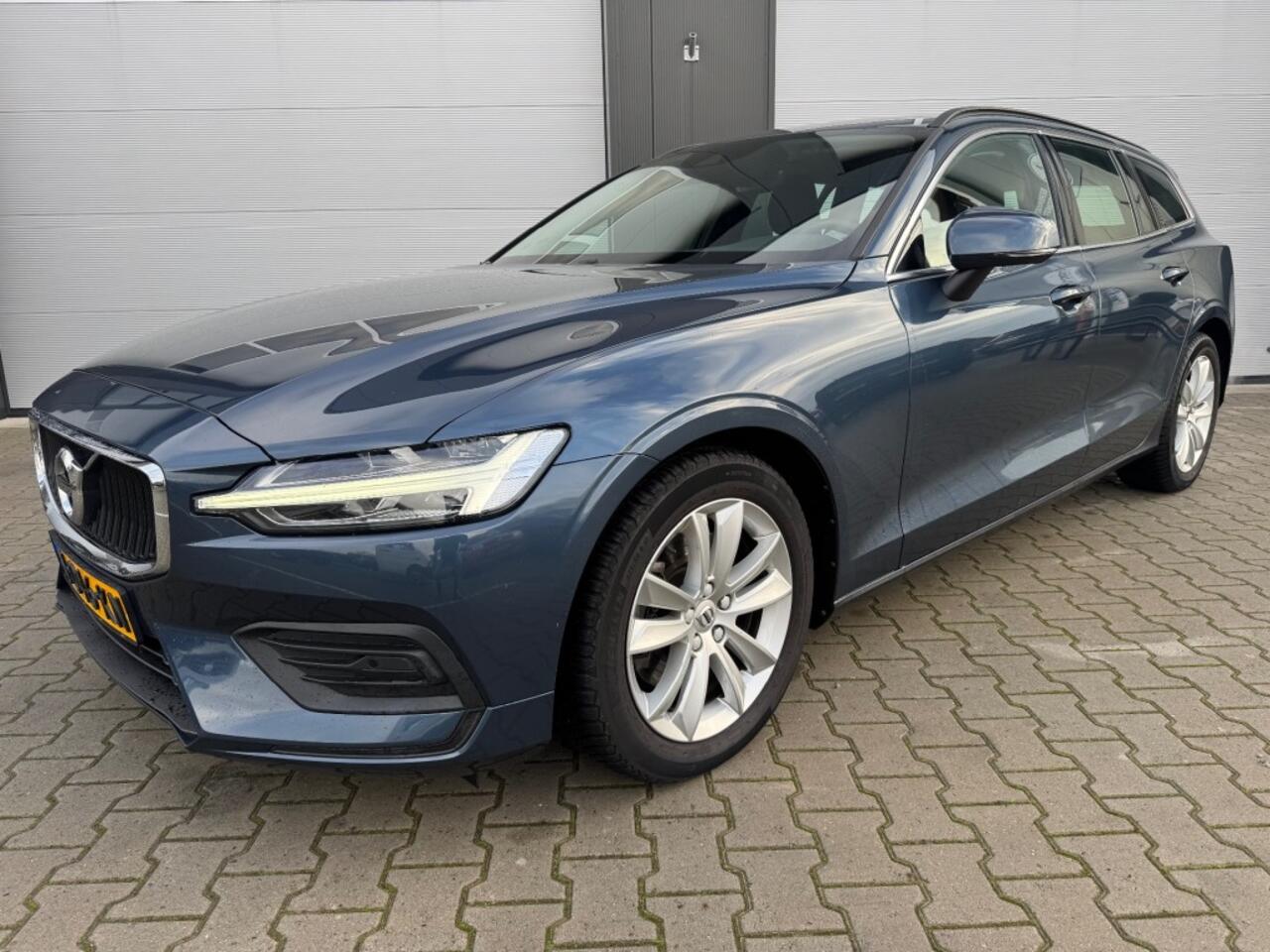 Volvo V60 2.0 B3 MOMENTUM BUSINESS / Apple carplay / Park assist / Adaptieve Cruise controle / NAP / Nieuw APK en onderhoudsbeurt.