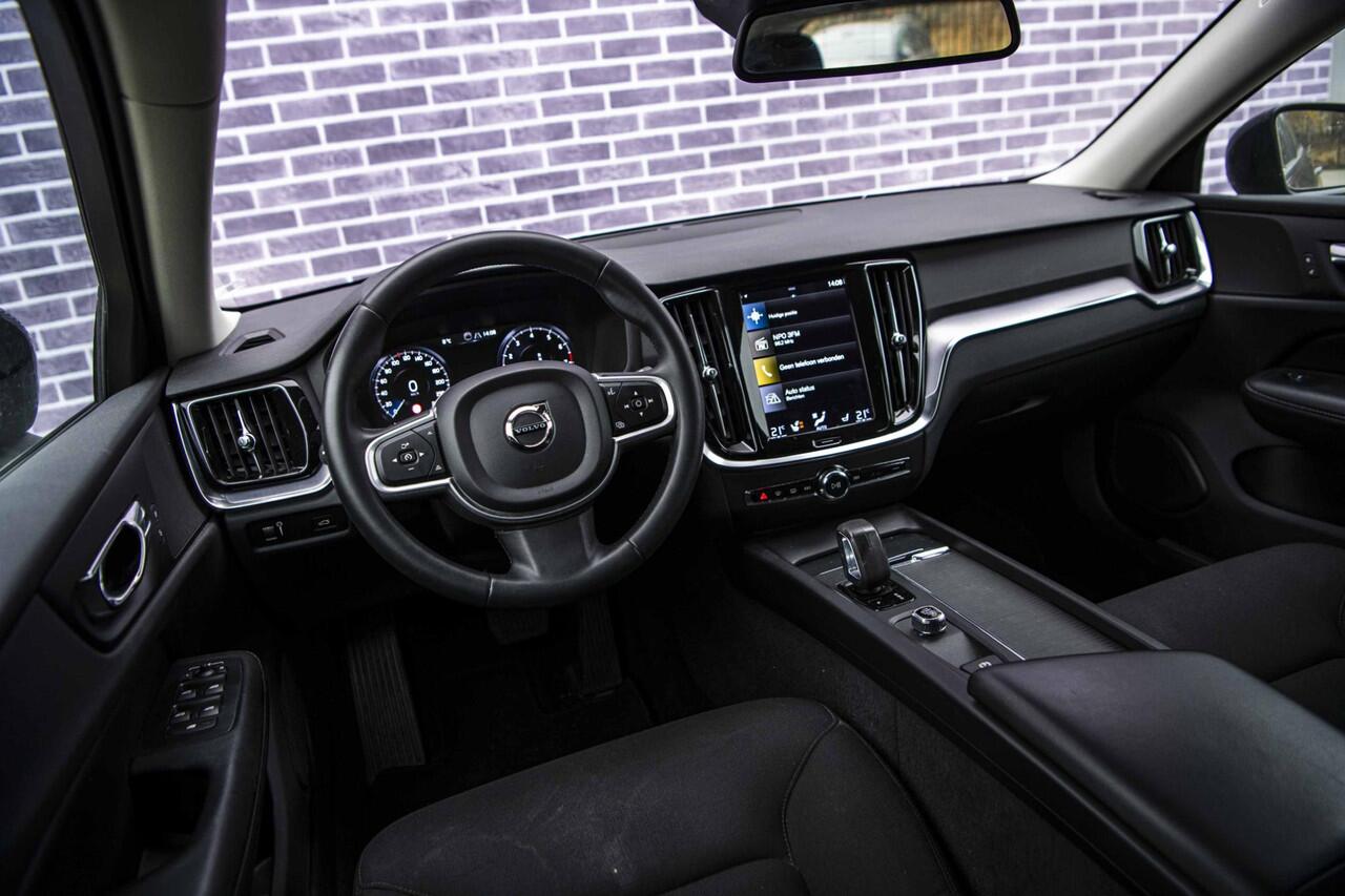 Volvo V60 2.0 B3 Momentum Advantage | Parkeer Camera | 17" Lichtmetalen Velgen | Stoel en Stuurverwarming | Parkeersensoren Voor en Achter |