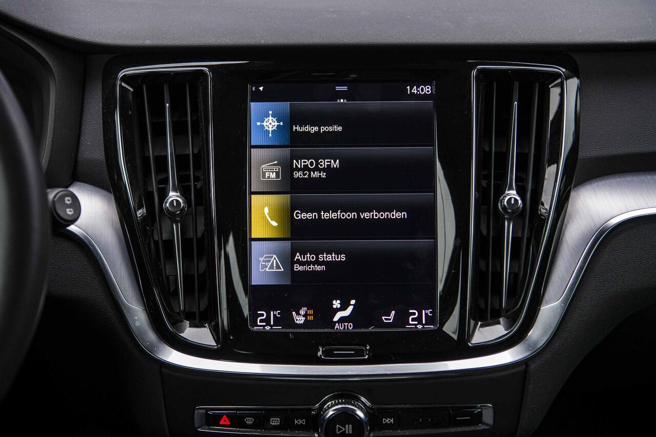 Volvo V60 2.0 B3 Momentum Advantage | Parkeer Camera | 17" Lichtmetalen Velgen | Stoel en Stuurverwarming | Parkeersensoren Voor en Achter |