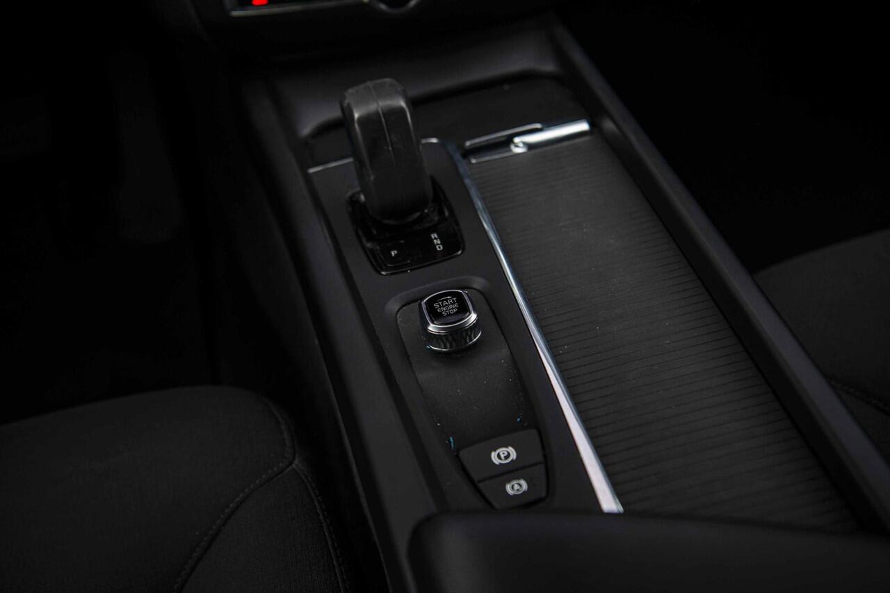 Volvo V60 2.0 B3 Momentum Advantage | Parkeer Camera | 17" Lichtmetalen Velgen | Stoel en Stuurverwarming | Parkeersensoren Voor en Achter |