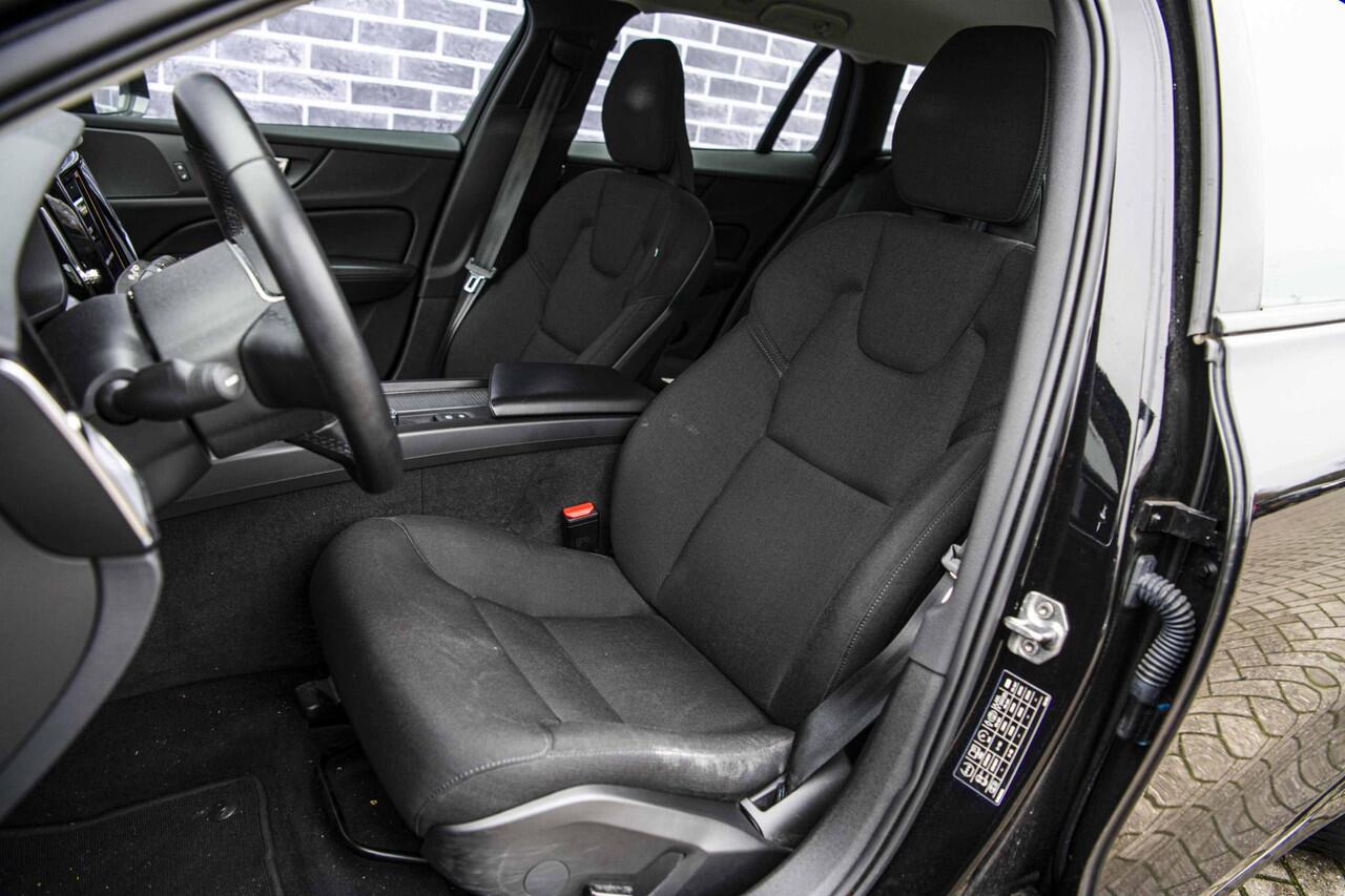 Volvo V60 2.0 B3 Momentum Advantage | Parkeer Camera | 17" Lichtmetalen Velgen | Stoel en Stuurverwarming | Parkeersensoren Voor en Achter |