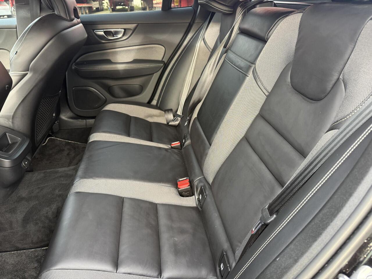 Volvo V60 2.0 B3 Business Pro ADAPT. CRUISE - CAM- PDC - TREKHAAK - STOEL EN STUUR VERW. LEER