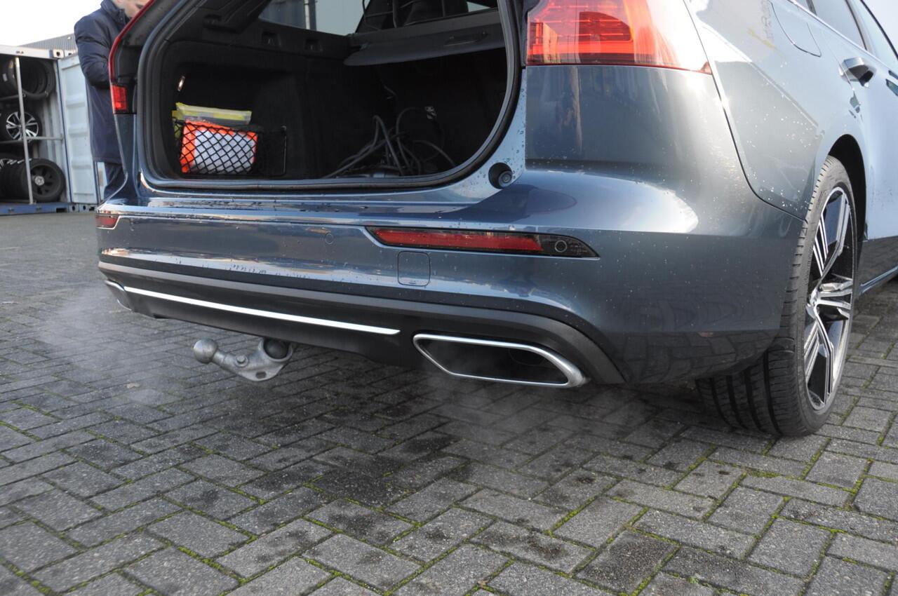 Volvo V60 T6 340PK Automaat Recharge AWD Inscription / Bowers en Wilkins / Adaptieve cruise control/ Panoramadak/ 19" velgen/ BLIS/ Trekhaak/ Stoel en stuurwielverwarming/ Parkeersensoren met 360 Camera/ Elektrische stoelen met geheugen/ Apple carplay/ Keyless ent