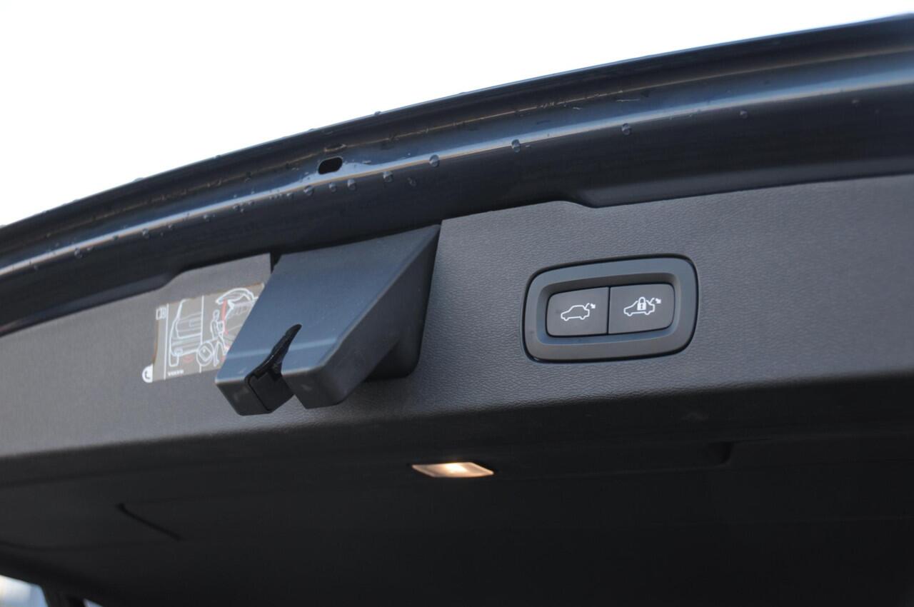 Volvo V60 T6 340PK Automaat Recharge AWD Inscription / Bowers en Wilkins / Adaptieve cruise control/ Panoramadak/ 19" velgen/ BLIS/ Trekhaak/ Stoel en stuurwielverwarming/ Parkeersensoren met 360 Camera/ Elektrische stoelen met geheugen/ Apple carplay/ Keyless ent