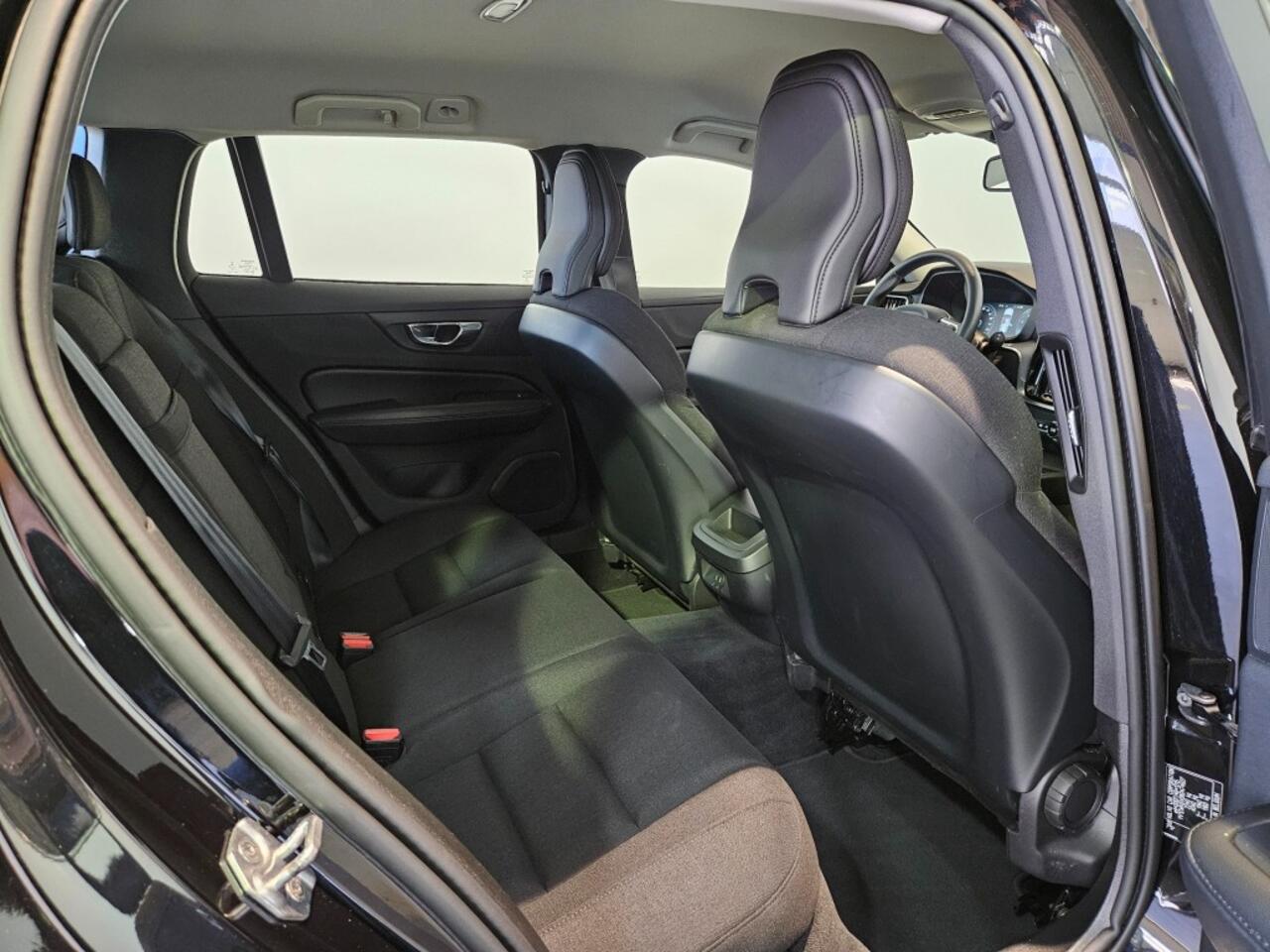 Volvo V60 2.0 B3 Momentum Advantage / CarPlay / Navi / NL Auto