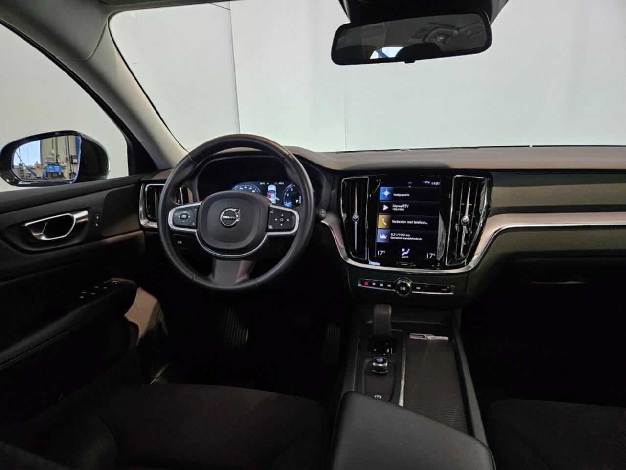 Volvo V60 2.0 B3 Momentum Advantage / CarPlay / Navi / NL Auto
