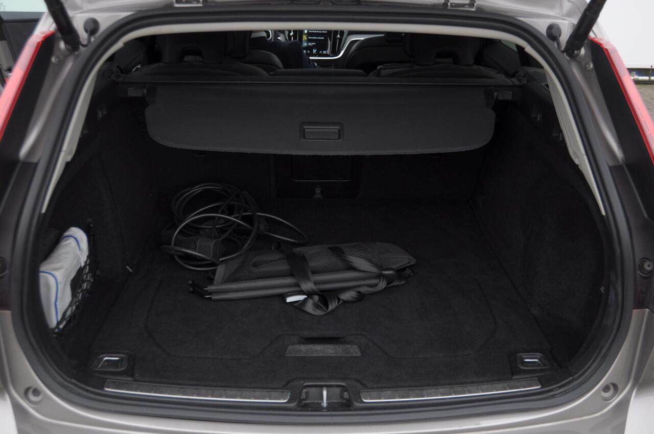 Volvo V60 T6 340PK Automaat Recharge AWD Inscription / Panoramadak / BLIS / Parkeersensoren met camera / Elektrische achterklep / Stoel - en stuurwielverwarming / Getint glas / Adaptieve cruise control